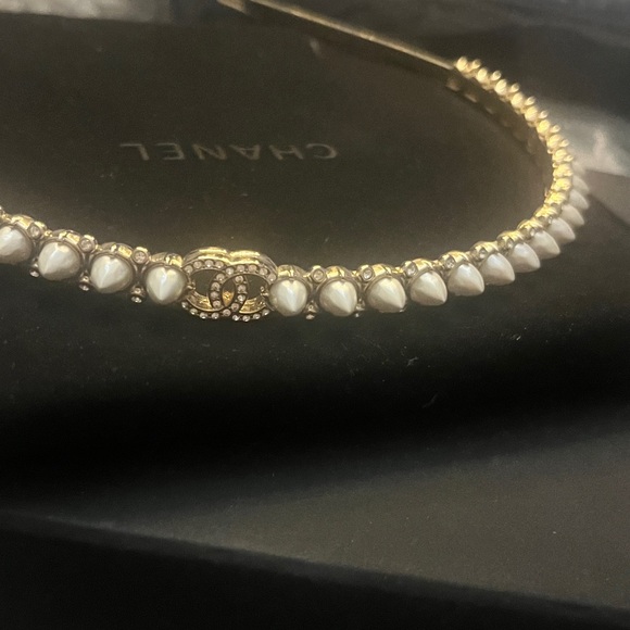 Authentic Chanel pearl headband - Picture 4 of 12